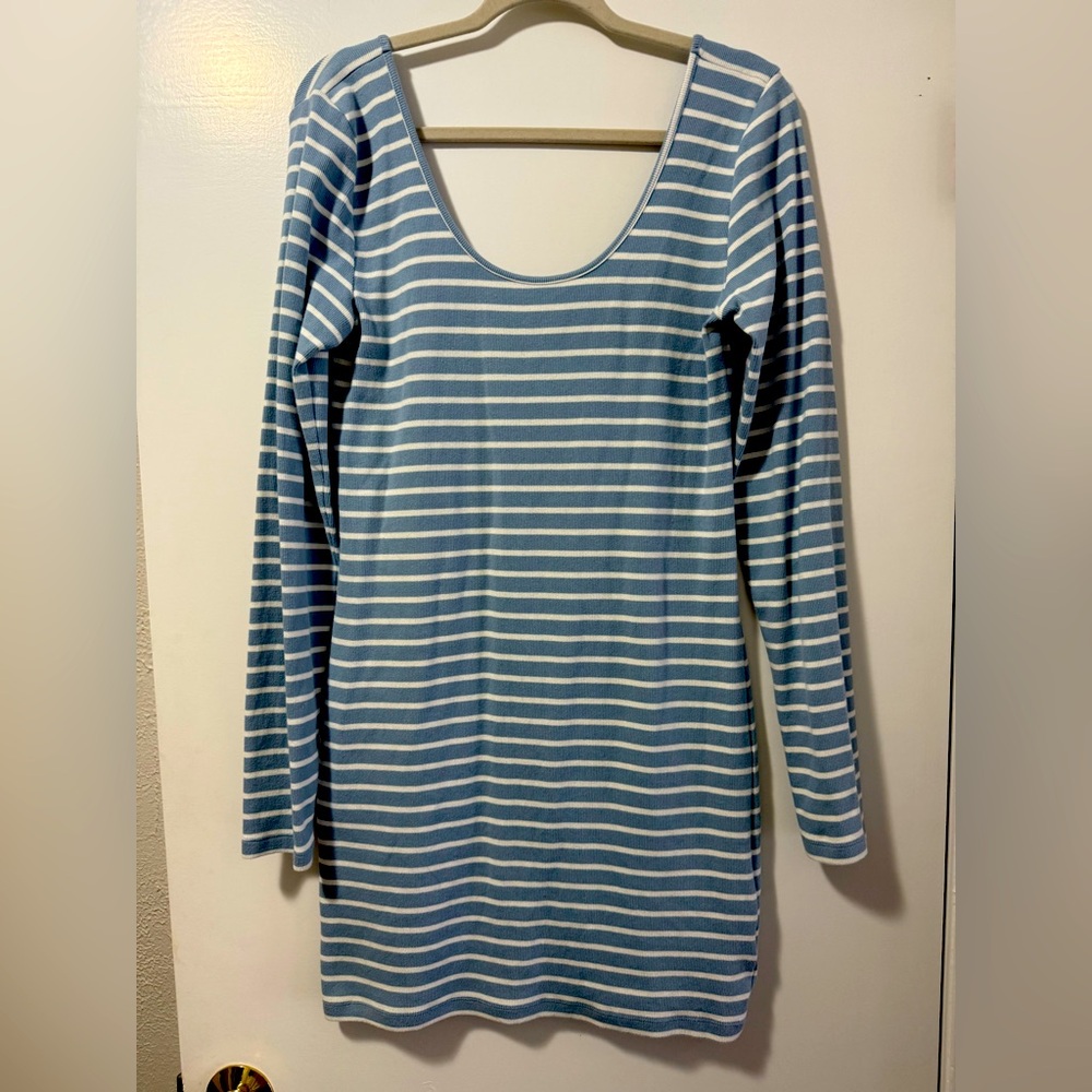 Ribbed along sleeve AE. Pet friendly smoke free home.